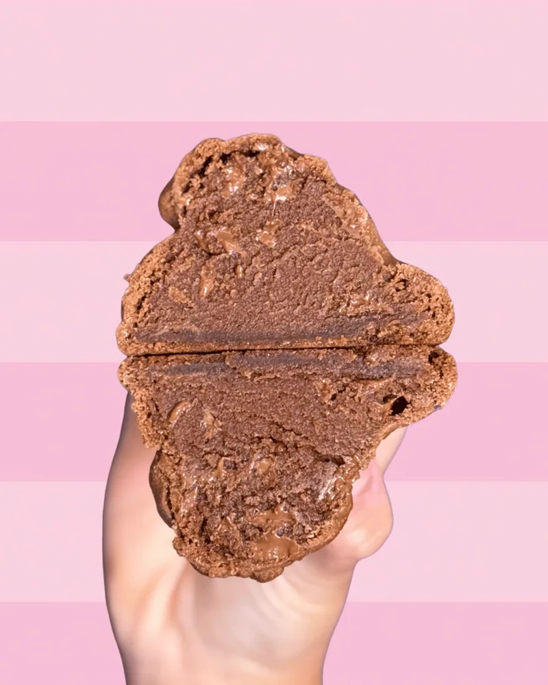 Cookie de chocolate partido ao meio